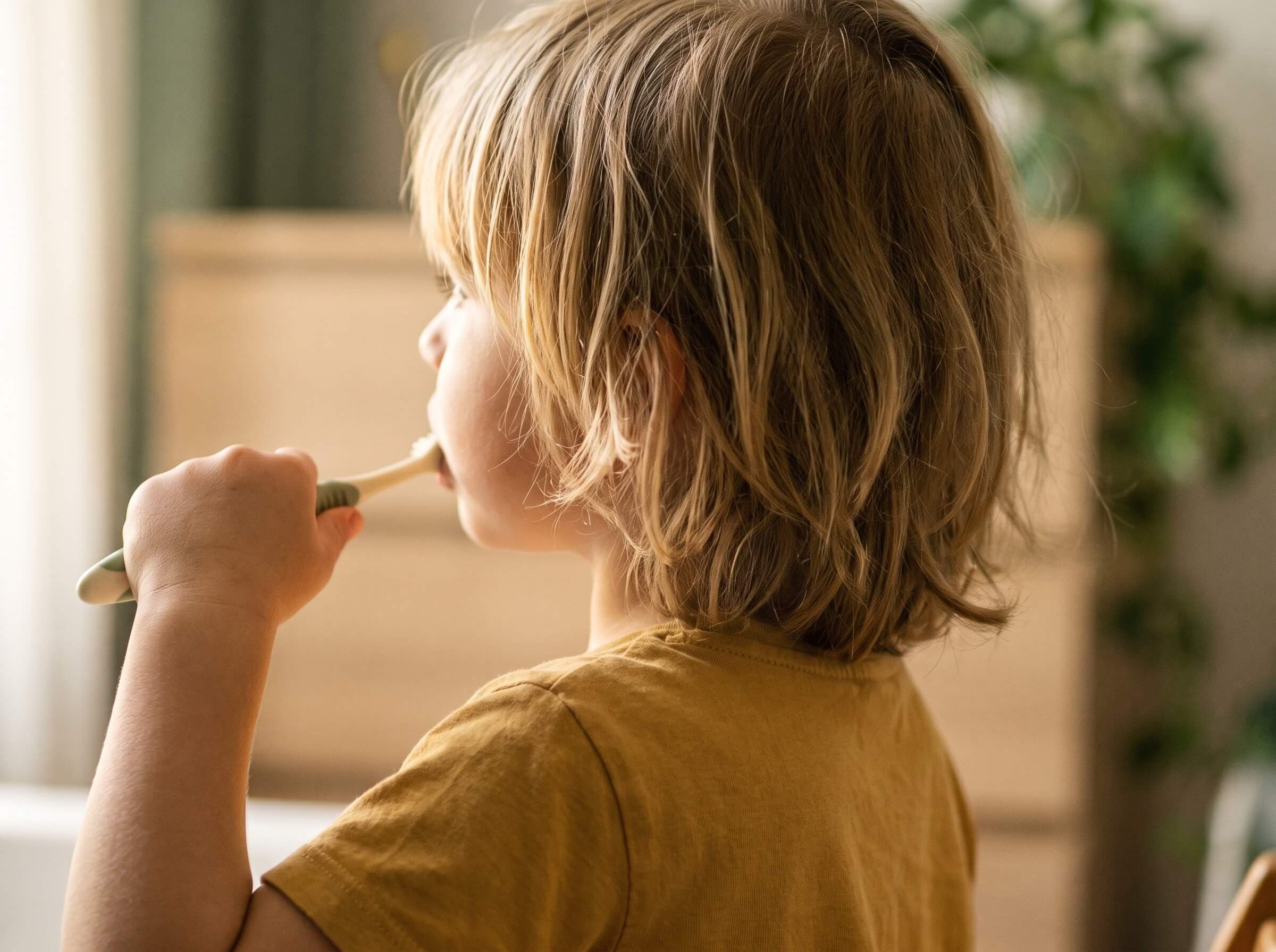 Kind putzt die Zähne bei kidsReinisch